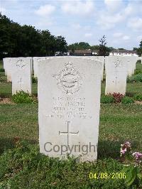 Ranville War Cemetery - Maund, Geoffrey Albert